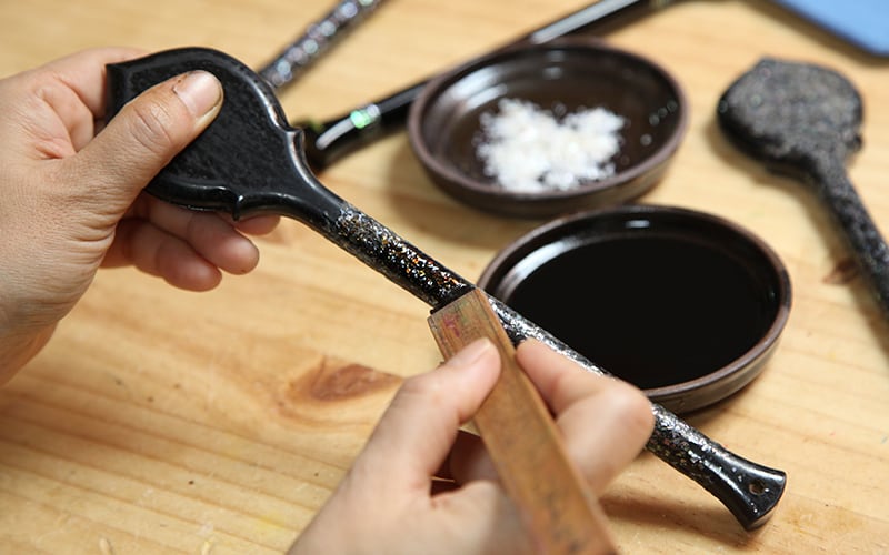 손잡이에 옷칠하는 사진
